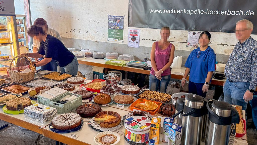 Kuchenauswahl mit den freiwilligen Helfern