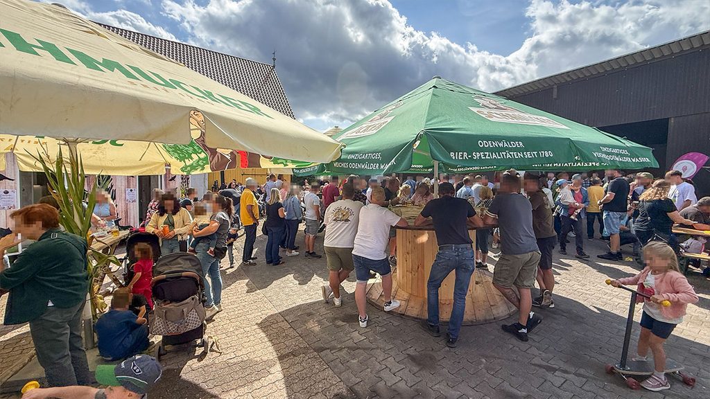 der Hof voll mit Menschen