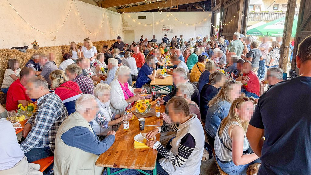 volle Halle mit Besuchern, die ihr Essen genießen