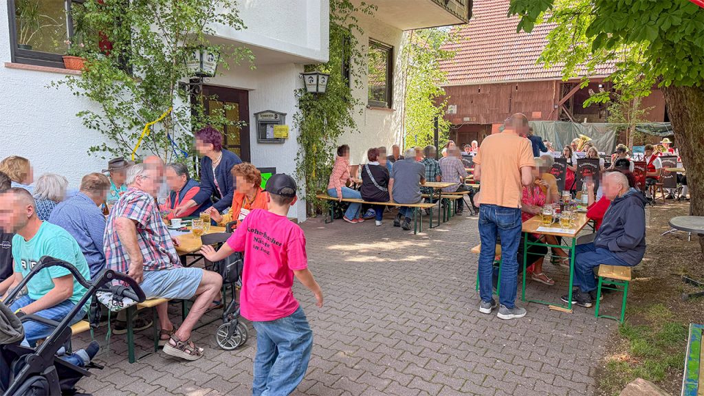 Kerwebesucher im Kastanienhof in Kocherbach