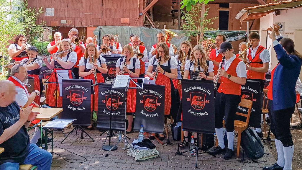 Stehende Musiker beim Abschluss