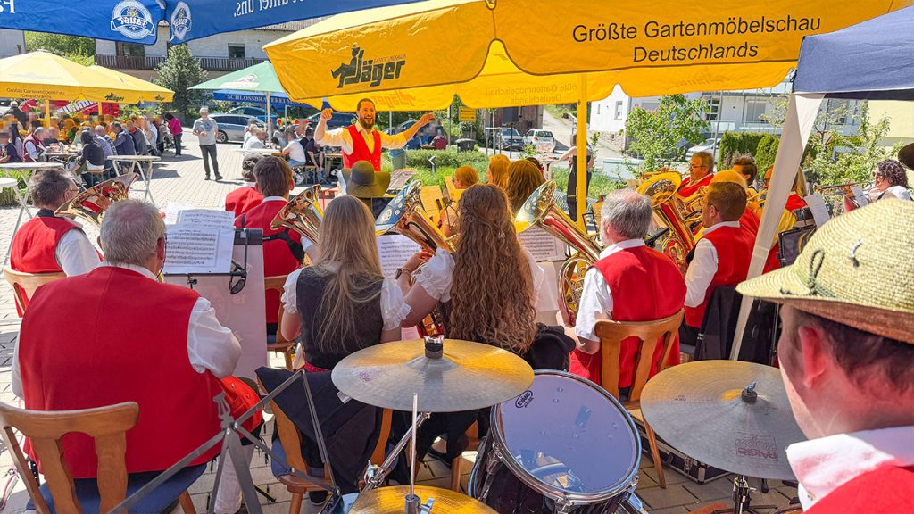 unser Dirigent mit Freude am Musizieren
