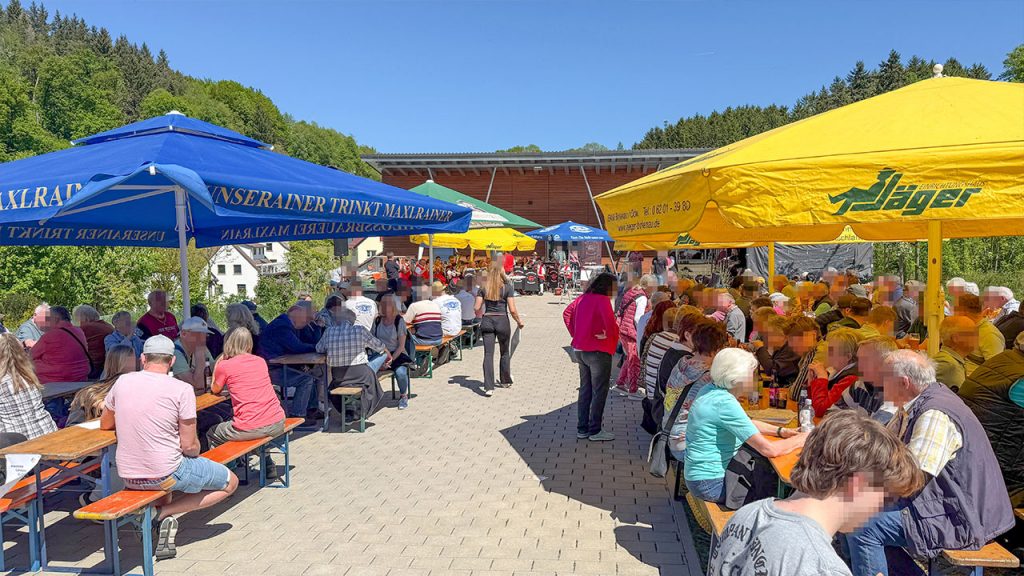 Viele Besucher vor dem Feuerwehrhaus in Löhrbach