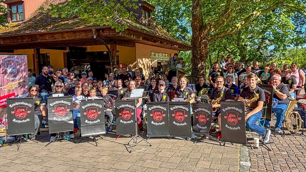 Gruppenfoto aller Teilnehmer nach dem Konzert
