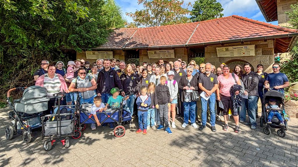 Gruppenfoto vor dem Park