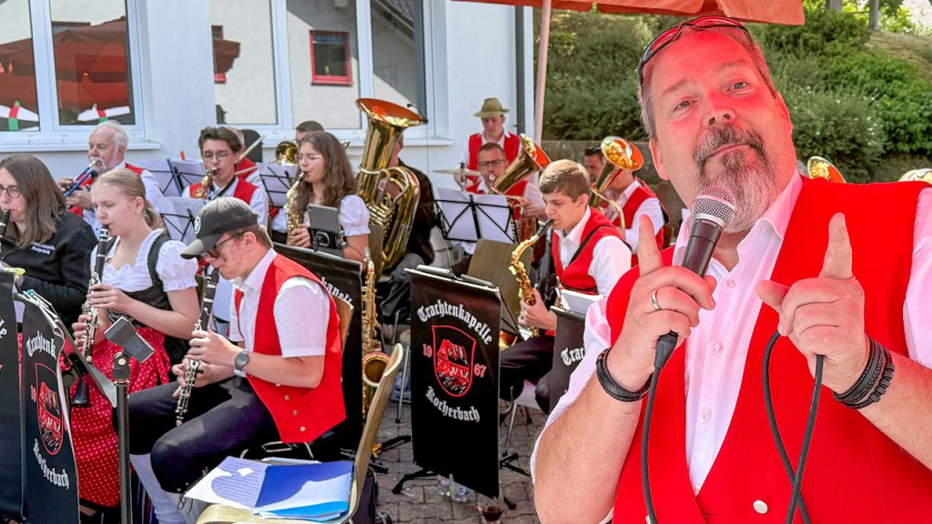Sänger Danny mit Musiker im Hintergrund