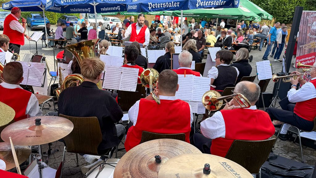 Von hinter den Musikern ins Publikum
