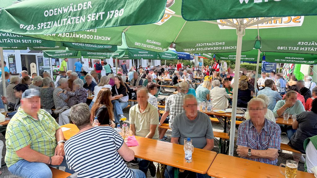 Zahlreiche Besucher unter den Sonnenschirmen auf dem Kerweplatz