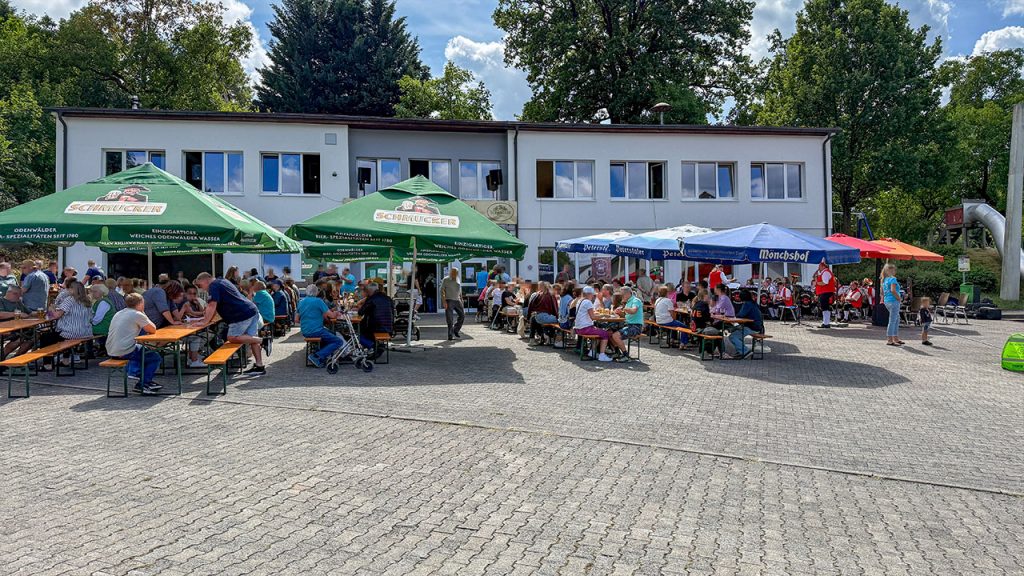 der ganze Kerweplatz mit Gästen und der Trachtenkapelle Kocherbach