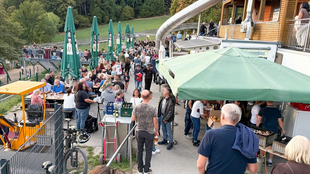 Die Besucher zum Beginn im Hellen
